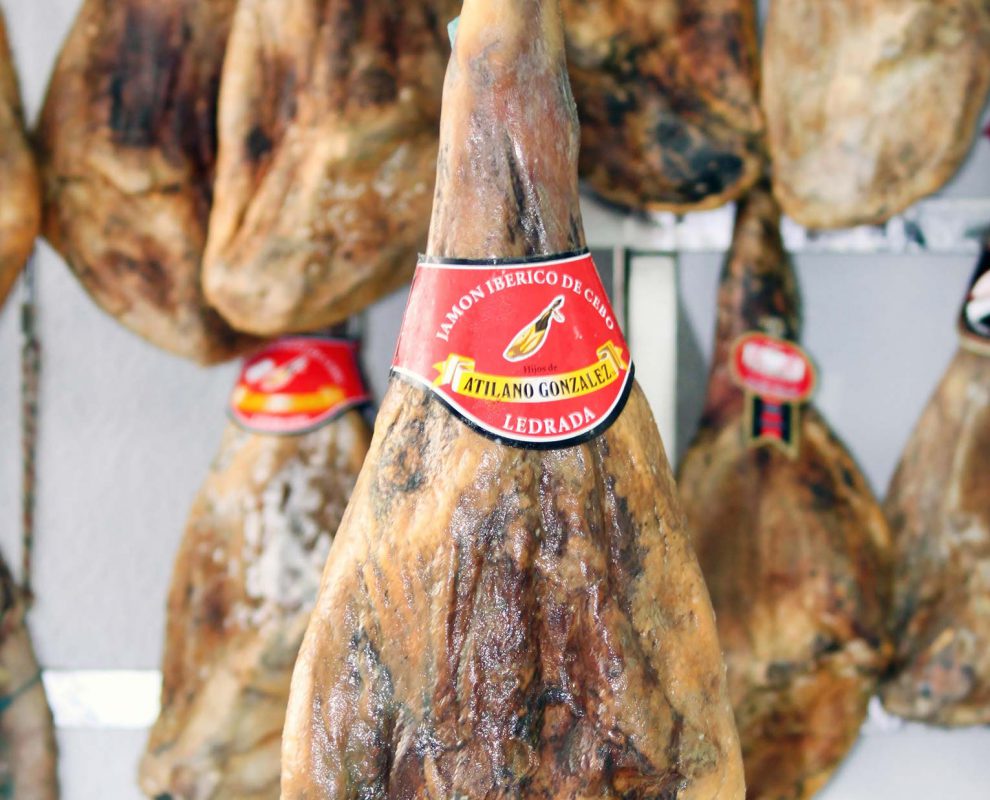 Jamon ibérico colgado