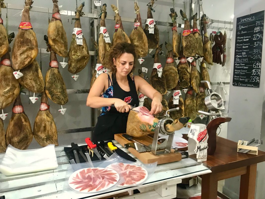 ¿Cómo elegir un buen cuchillo jamonero para disfrutar del jamón ibérico?