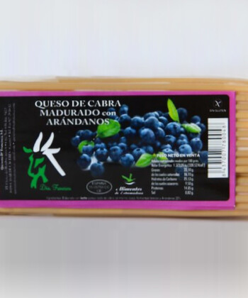 Queso madurado de cabra con arándanos - Doña Francisca