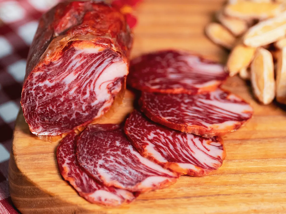 Lomo ibérico de bellota vs jamón ibérico: ¿quién gana en sabor y calidad?